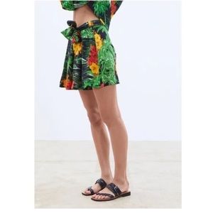 Zara women’s high waisted lightweight tropical palm floral shorts sz L